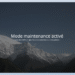 Page avec un message indiquant que le mode maintenance est activé, sur fond de montagnes enneigées de nuit.